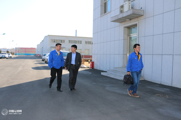 鴻圖隔膜董事長張漢鴻、副總經(jīng)理周洪臣及中國電池網(wǎng)創(chuàng)始人于清教