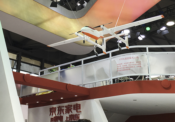第二屆亞洲消費(fèi)電子展(CES Asia)上，京東曝光了正在研發(fā)中的兩款用來送貨的無人機(jī)。 澎湃新聞?dòng)浾?楊鑫倢 圖