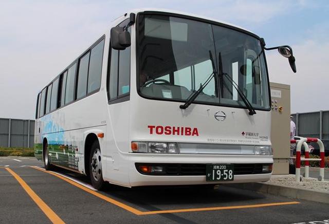 特斯拉過時了？東芝測試電動巴士無線充電技術