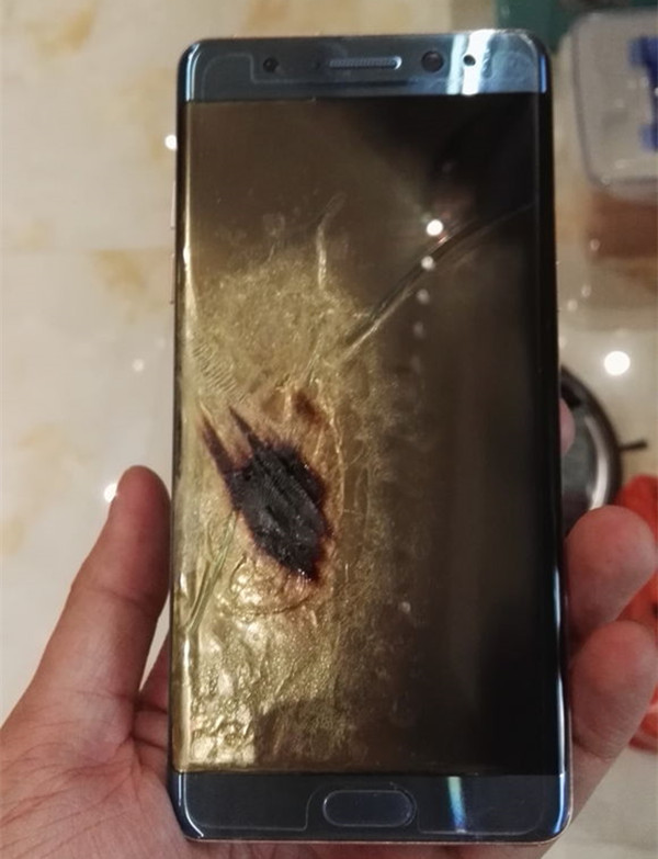 國(guó)行版也炸了！網(wǎng)友爆料玩Note 7時(shí)突然黑屏發(fā)生爆炸