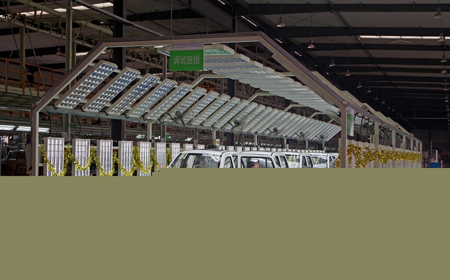 ▲齊河工廠車間內(nèi)，員工正在仔細(xì)檢查車輛。