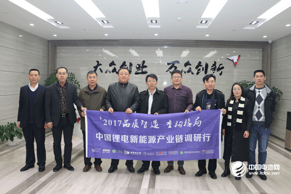調研團一行與威海臨港創業創新基地代表性企業領導人合影