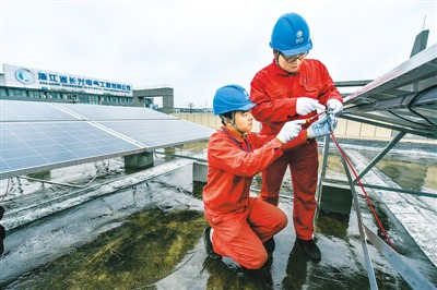 浙江省長(zhǎng)興縣湖州昆侖電氣設(shè)備有限公司工作人員檢查分布式光伏電站設(shè)備運(yùn)行情況。