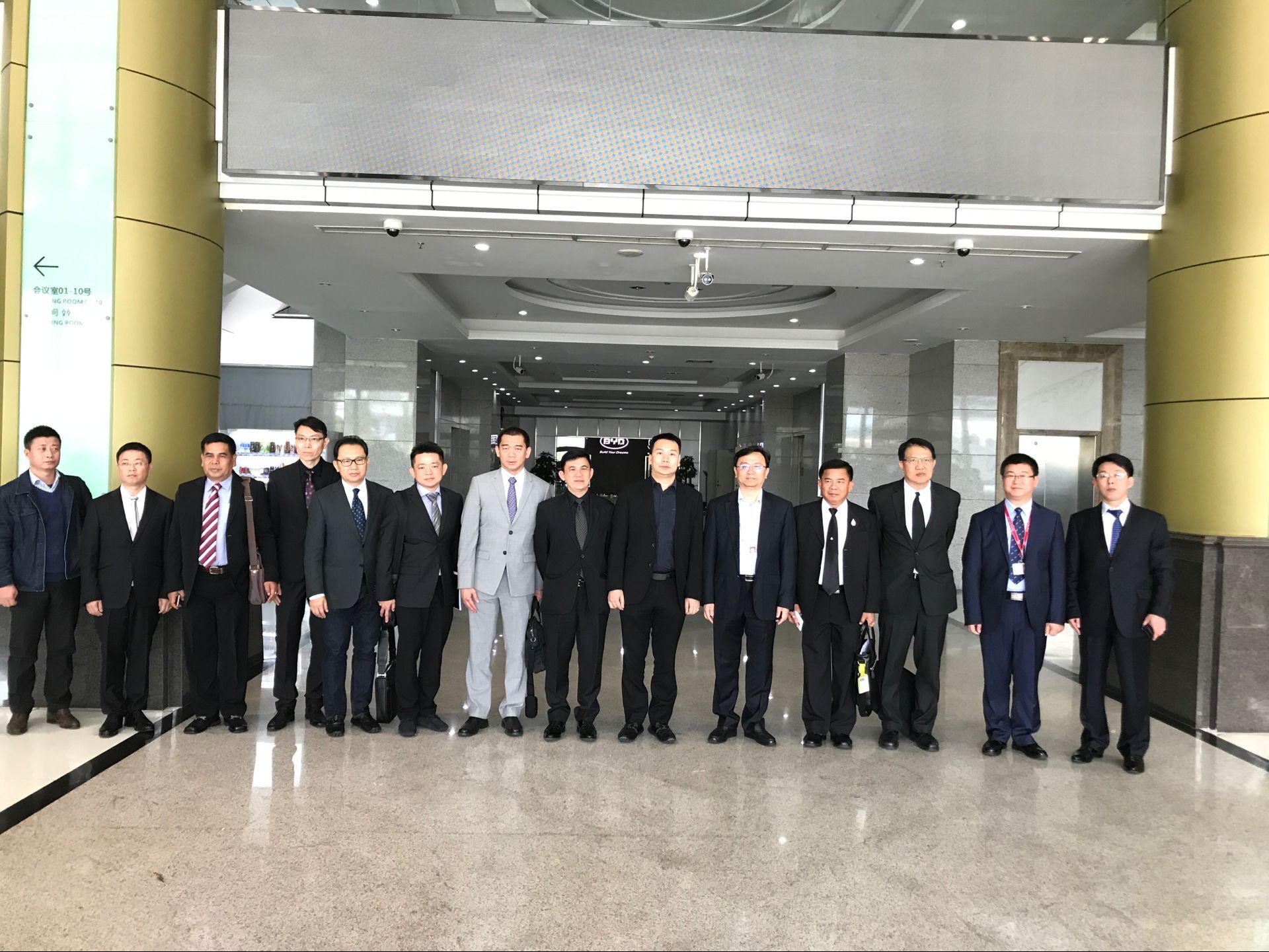調研團一行與王傳福合影留念 調研團一行與王傳福合影留念