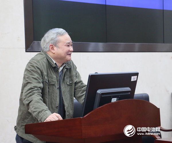 中南大學(xué)化工學(xué)院院長(zhǎng)/教授鐘宏發(fā)表致辭