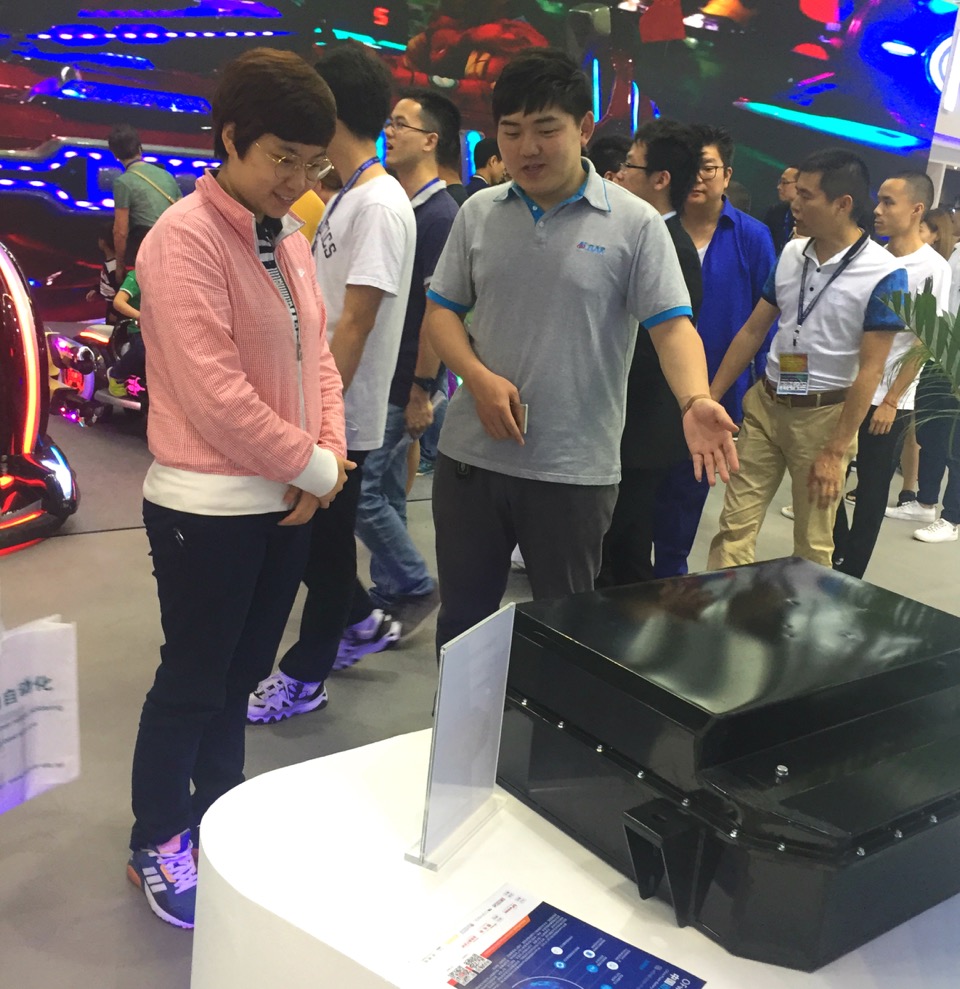 展會(huì)現(xiàn)場觀眾了解海馬ME300電池包