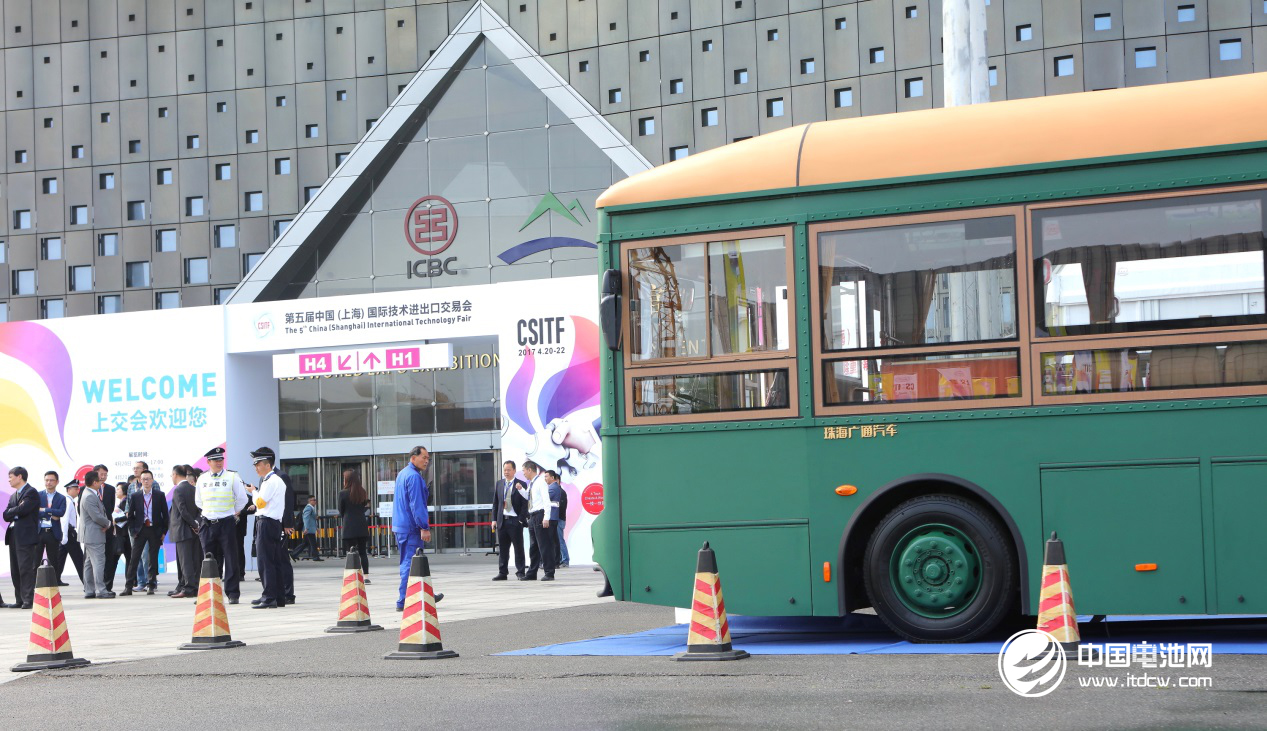 銀隆純電動(dòng)觀光鐺鐺車在會(huì)場(chǎng)外進(jìn)行展示