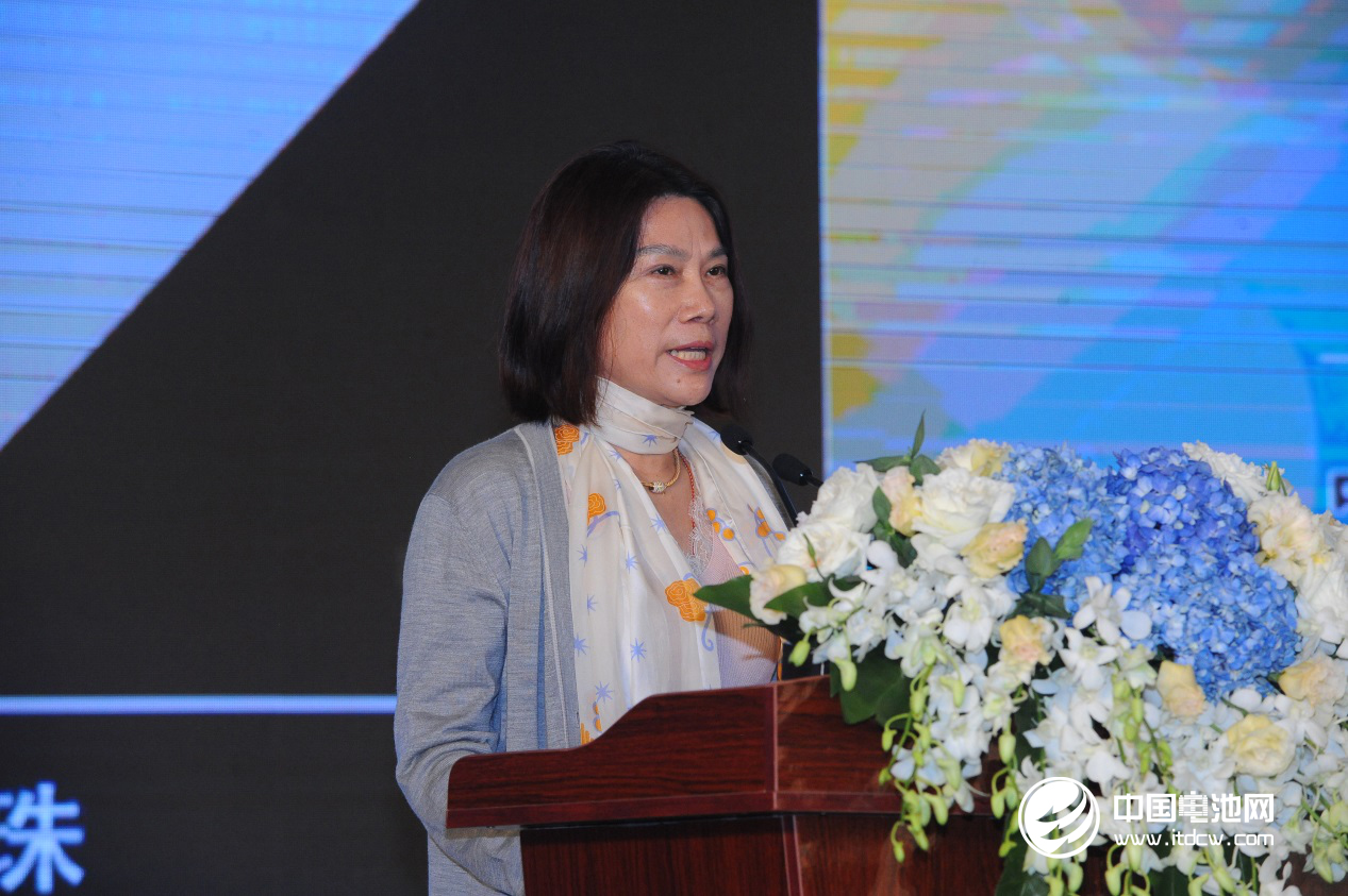 銀隆新能源名譽(yù)董事長董明珠在開幕論壇上發(fā)表演講