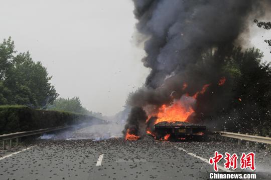 10余米長的車斗正猛烈燃燒，火焰夾雜著濃煙將整個車廂團團圍住