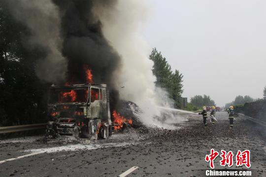 消防官兵緊急撲救。　王基達 攝