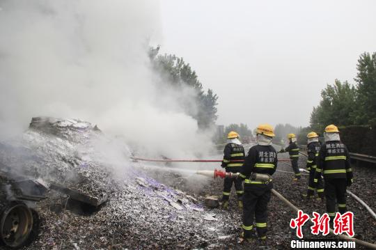 經(jīng)過兩個多小時努力，大火被成功撲滅?！⊥趸_ 攝