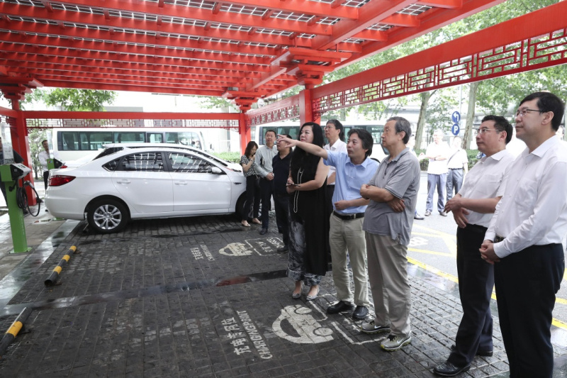 馬凱在北京深入新能源汽車充換電設施、充電服務平臺、分時租賃等單位調研