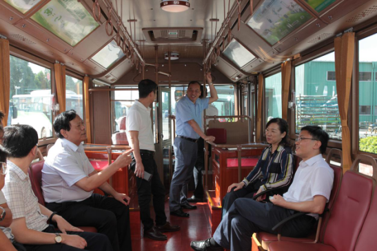 仿古鐺鐺車內，魏銀倉董事長與鄭建榮廳長一行開展交流