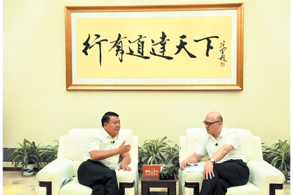 訪談嘉賓:北汽集團董事長 徐和誼 訪談主持:《中國汽車報》社社長 何 偉 訪談嘉賓:北汽集團董事長 徐和誼 訪談主持:《中國汽車報》社社長 何 偉