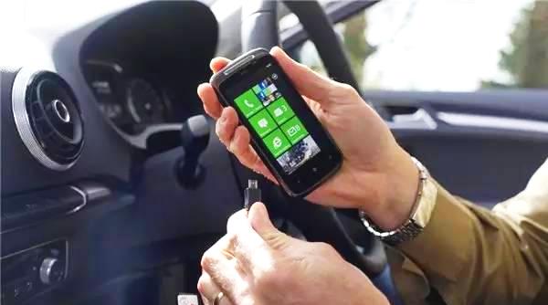 科普：開車給手機充電后果居然這么嚴(yán)重！