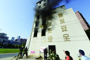 實驗中的一輛電動車起火后，產生大量濃煙