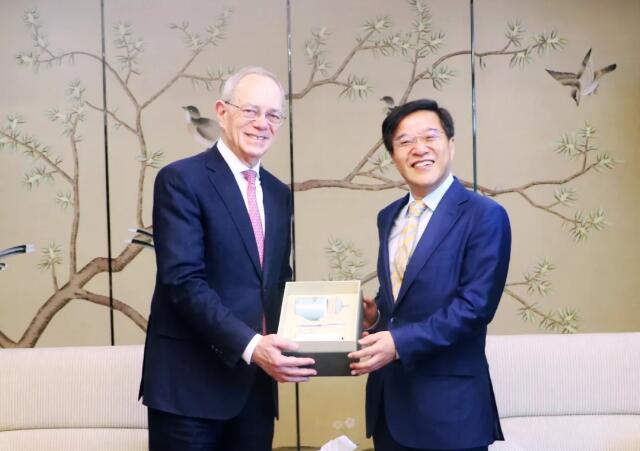 萬向集團魯偉鼎在京會見美國麻省理工學院萊夫校長 萬向集團魯偉鼎在京會見美國麻省理工學院萊夫校長