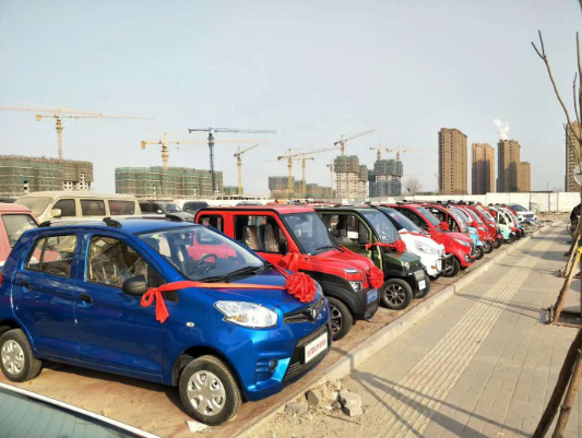 某車行停放的老年代步車。 于偉力 攝