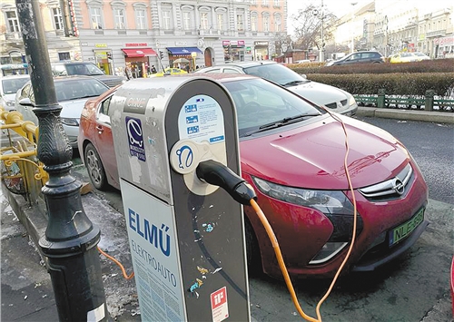 布達(dá)佩斯中心區(qū)的公共充電站,方便電動(dòng)車充電。 翟朝輝攝 布達(dá)佩斯中心區(qū)的公共充電站,方便電動(dòng)車充電。 翟朝輝攝