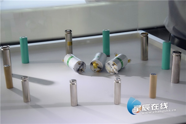 (展示廳內展示的動力電池。)