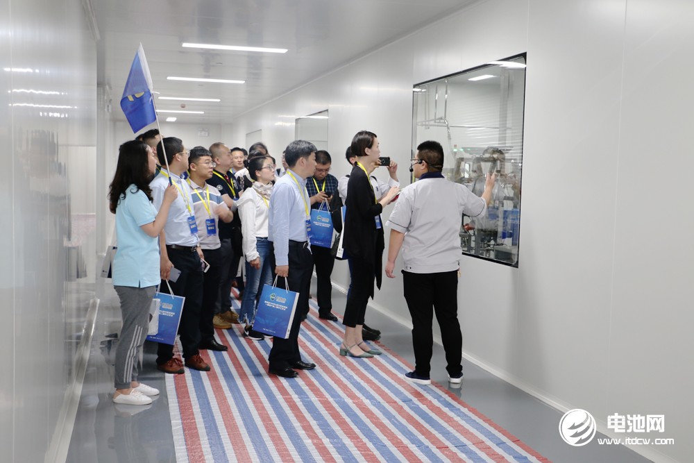 與會代表參觀利維能產(chǎn)線及展廳