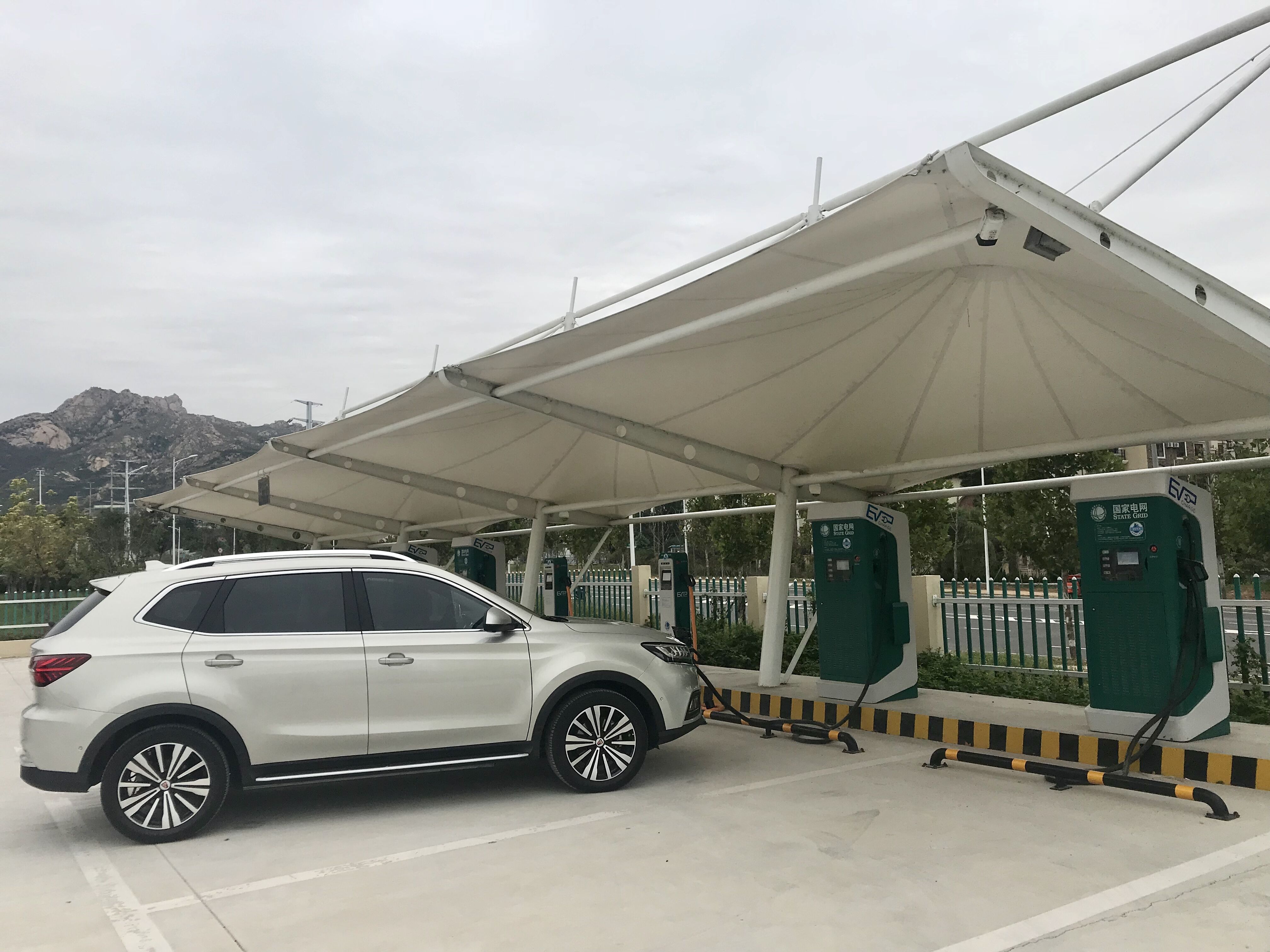 上汽榮威ERX5純電動SUV在國網(wǎng)山東青島靈山衛(wèi)充電場充電中 上汽榮威ERX5純電動SUV在國網(wǎng)山東青島靈山衛(wèi)充電場充電中