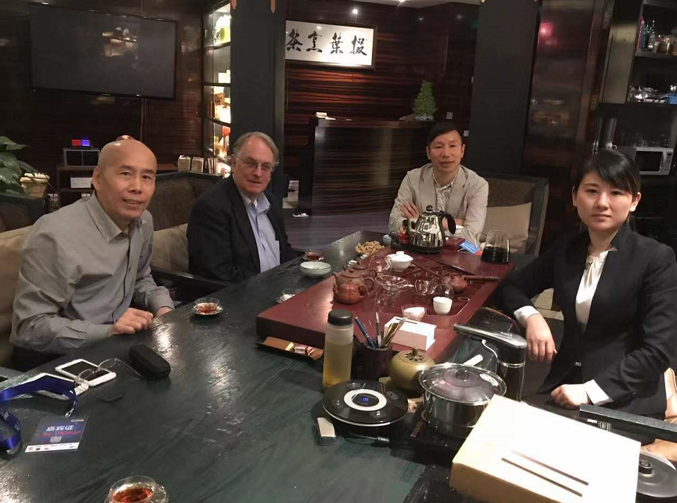 2019年諾貝爾化學(xué)獎(jiǎng)獲得者：Stanley Whittingham（左二）