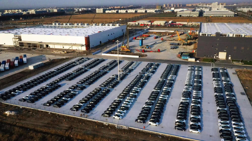 特斯拉上海工廠停放大批量現車 傳周產能或已達千輛