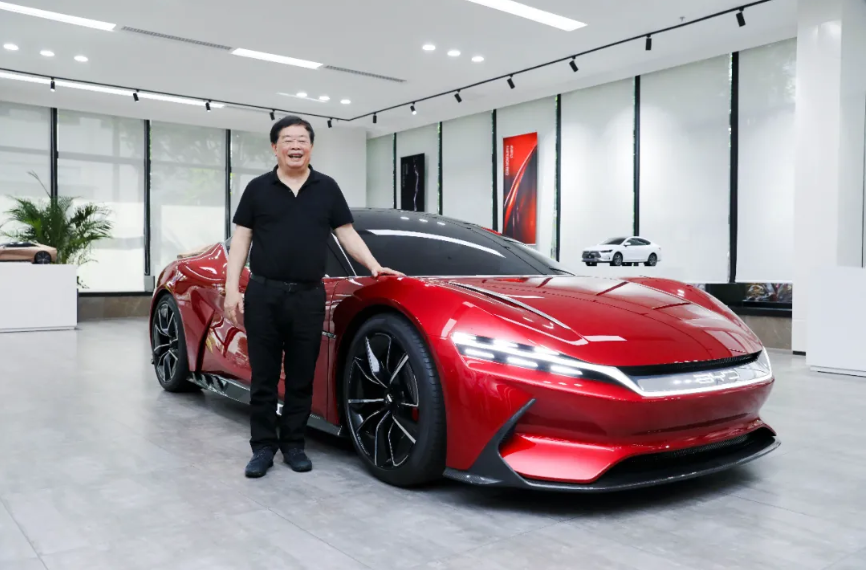 福耀集團董事長曹德旺先生參觀比亞迪全球設計中心并與比亞迪E-SEED GT概念車合影