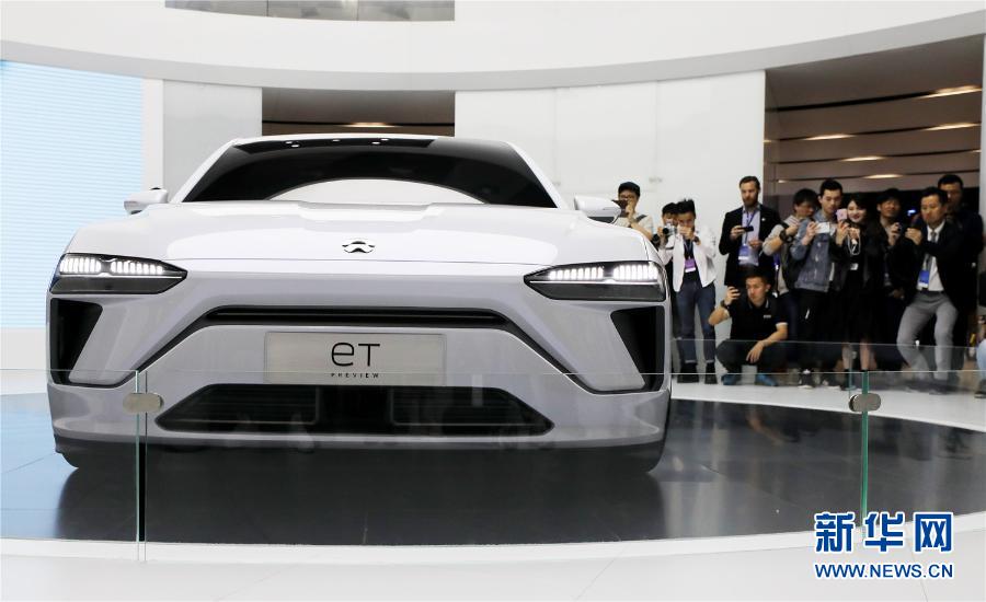 第18屆上海國際汽車工業展覽會上,人們在觀看蔚來汽車展出的純電動轎車產品系列eT預覽版。新華社記者 方喆 攝 第18屆上海國際汽車工業展覽會上,人們在觀看蔚來汽車展出的純電動轎車產品系列eT預覽版。新華社記者 方喆 攝