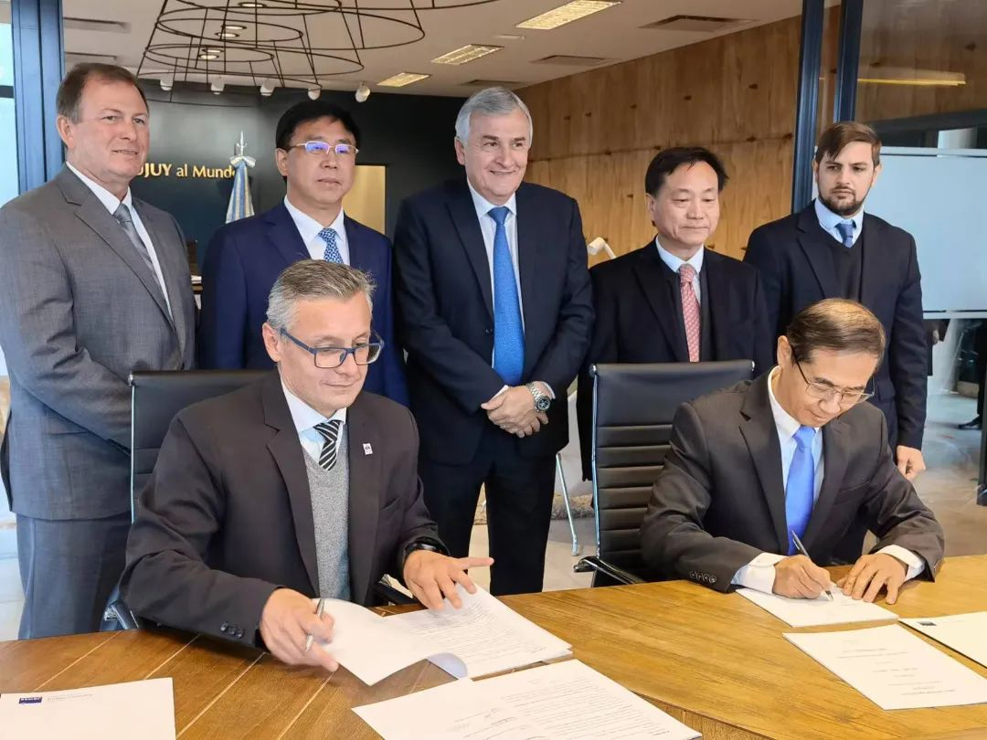 JEMSE總裁菲利普·阿爾博諾茲（Felipe Albornoz）（左）、國(guó)軒高科高級(jí)副總裁、工研總院院長(zhǎng)蔡毅（右）分別代表雙方簽約