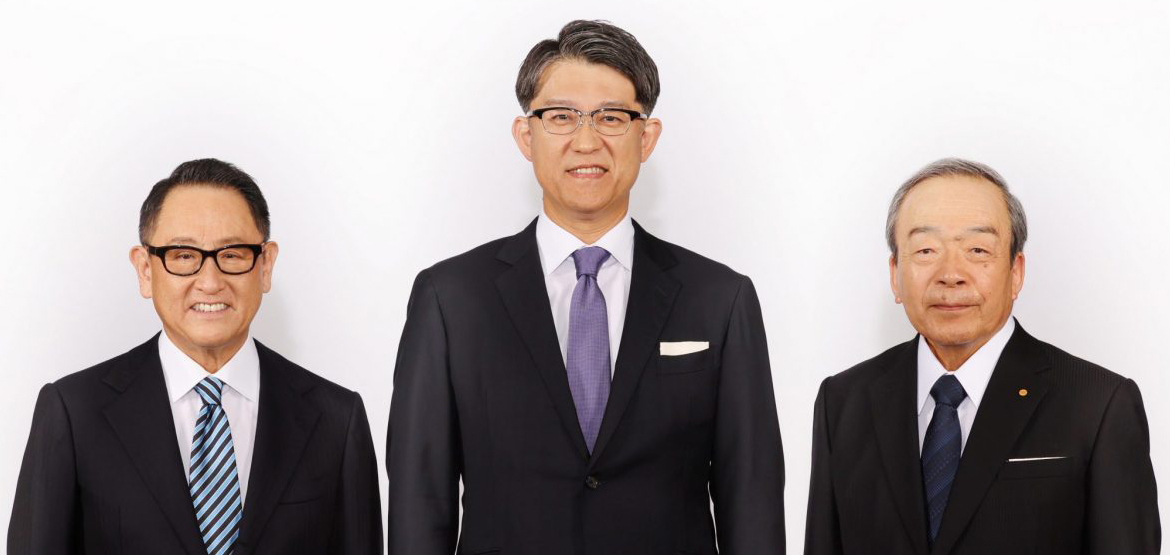 自左至右分別為豐田章男、佐藤浩司、內山田武 圖片來源：豐田汽車