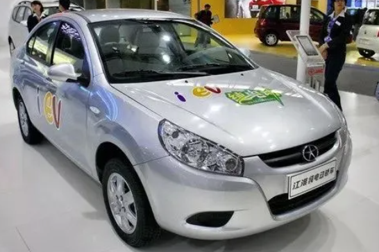 江淮iEV系列采用同悅平臺，依托燃油車的車身，進行電氣化的重新布置，采用18650電池