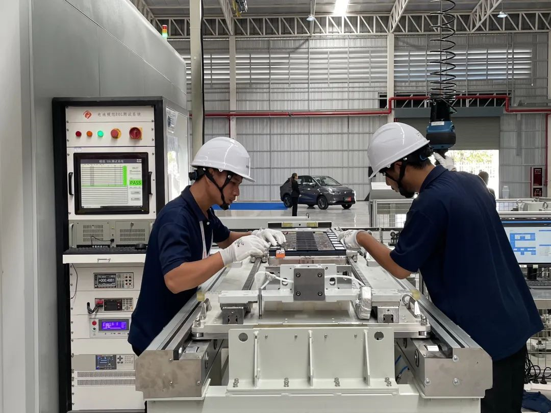 泰國工廠工人正在組裝電池包 泰國工廠工人正在組裝電池包