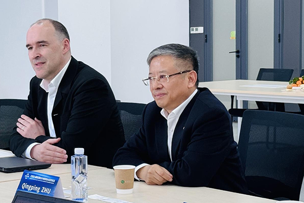 福斯中國CTO Kris Van Gasse（左）和福斯中國首席執行官朱慶平（右）